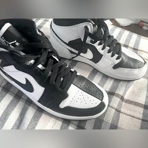 Nike Air Jordan 1 Retros Black and White GOAT Verified Gently Used Woman’ size 7